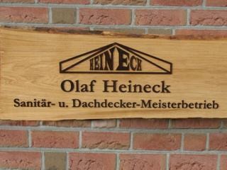 Firmenschild aus Eichenholz mit gelaserten Buchenholz-Buchstaben